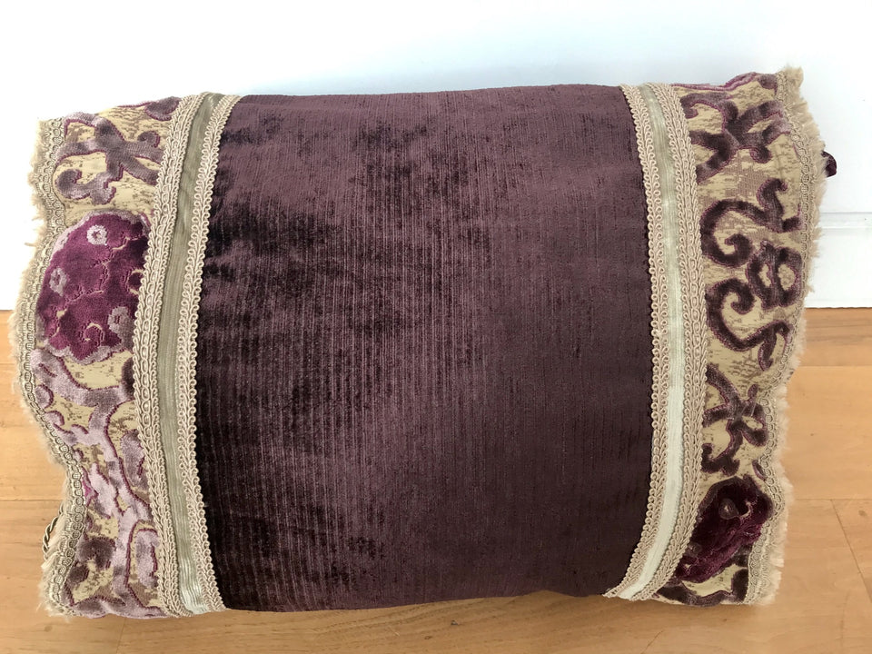 carpetbagger style cushion