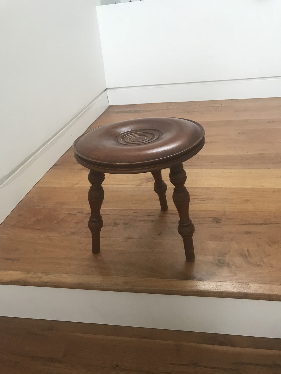 french milking stool